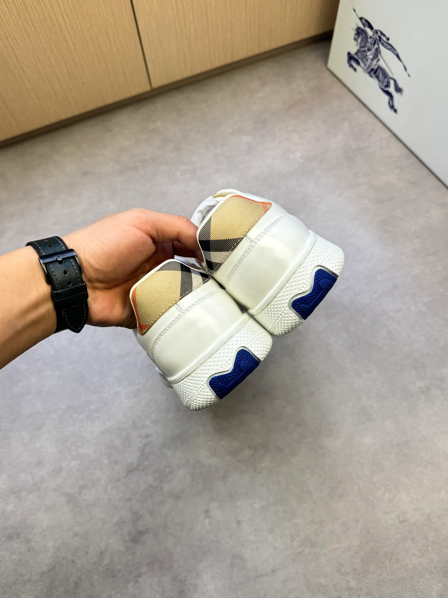 P400 [BURBERRY] Burberry casual sports sneakers - Upper: imported 🔝 open edge beaded calfskin, brand totem cloth, tongue brand cloth label - Inner: water-dyed cowhide - Outsole: ultra-light TPR rubber; two-color molded outsole - Super high quality control·Fine workmanship: highlighted (high-end, extravagance, grade) -Size: 38-44 (Male 45, can be customized)·BBR0372